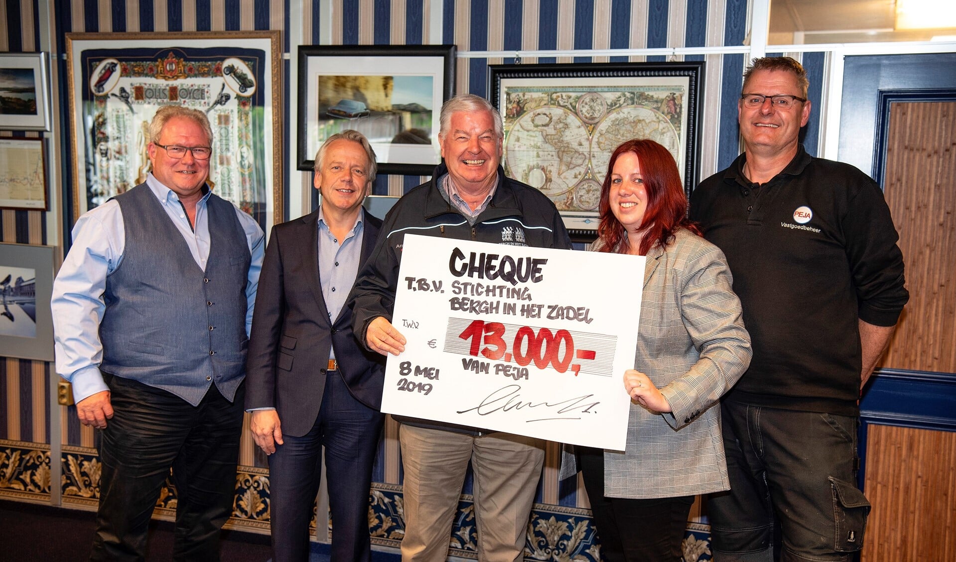 Peja  maakt Bergh in het Zadel blij met een cheque van 13.000 euro. Foto: PR