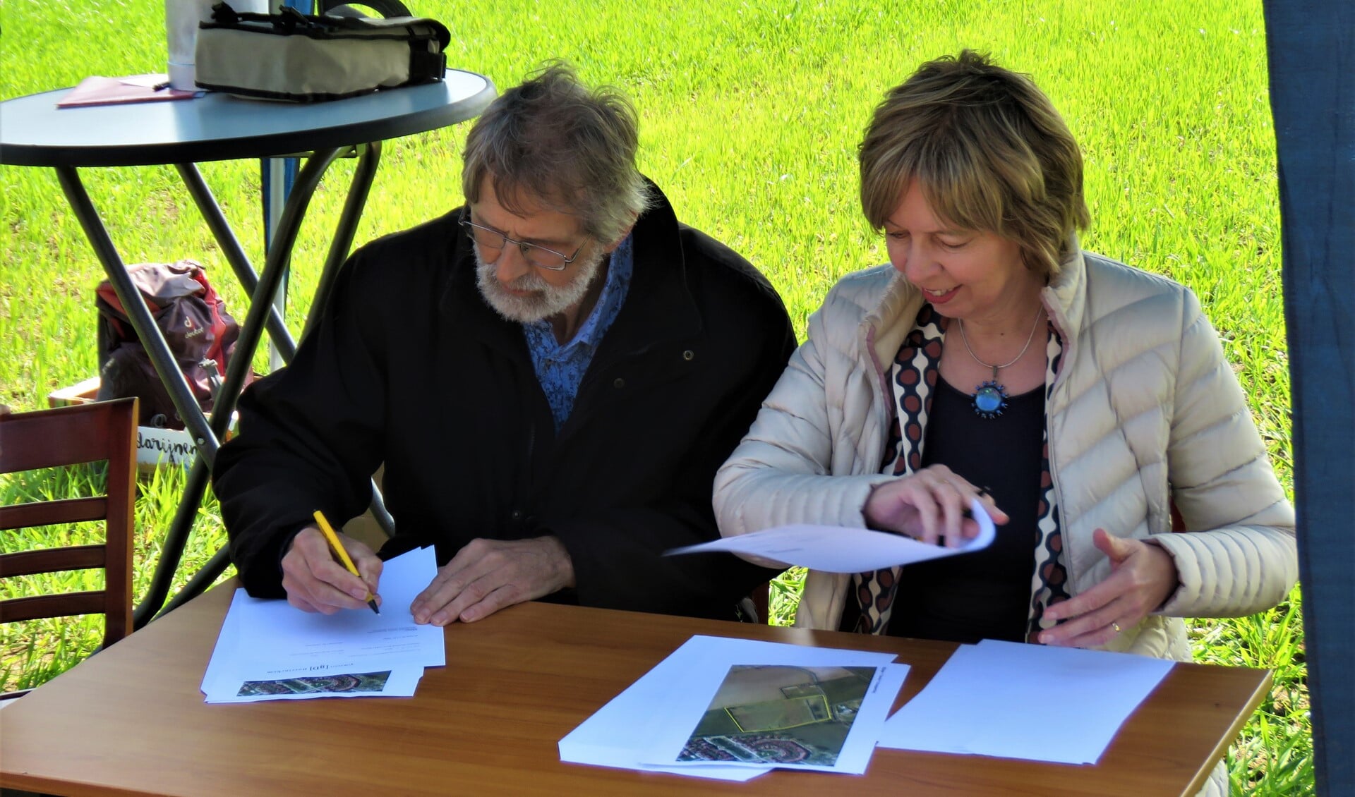 Wim Beijer en Ingrid Lambregts bij het ondertekenen van de samenwerkingsovereenkomst. Foto: Bert Vinkenborg
