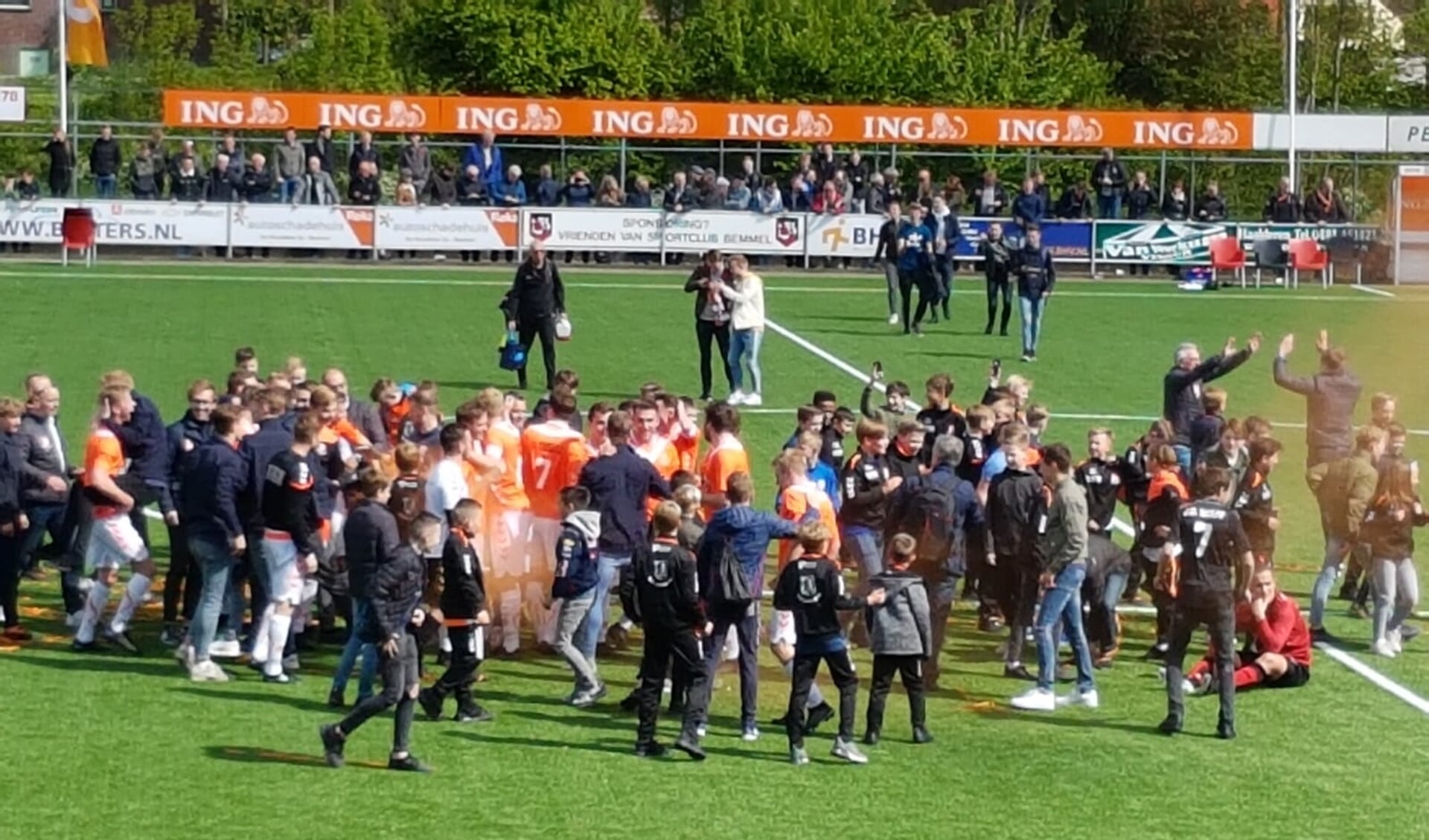 Feestvreugde na het kampioenschap van Longa'30. Foto: PR