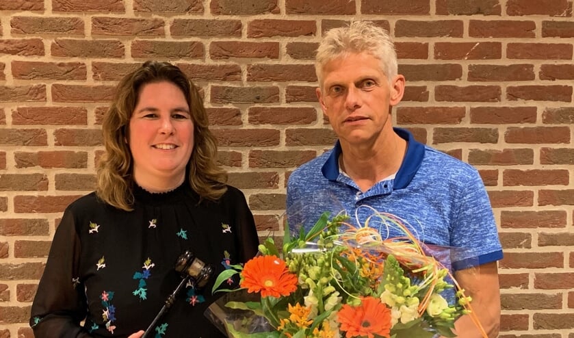 Theo Klein Bleumink (r) geeft de voorzittershamer door aan Yvette Dommerholt. Foto: PR
