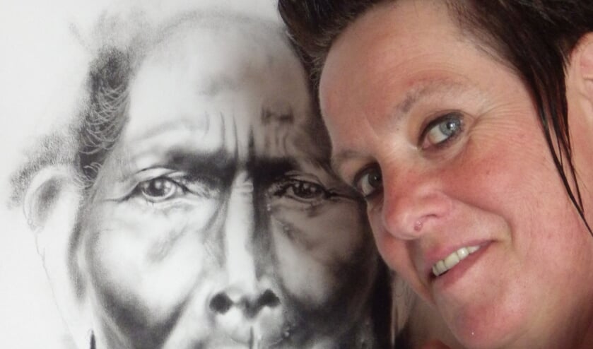 Hilda Haselberg bij een schilderij van haar hand. Foto: PR