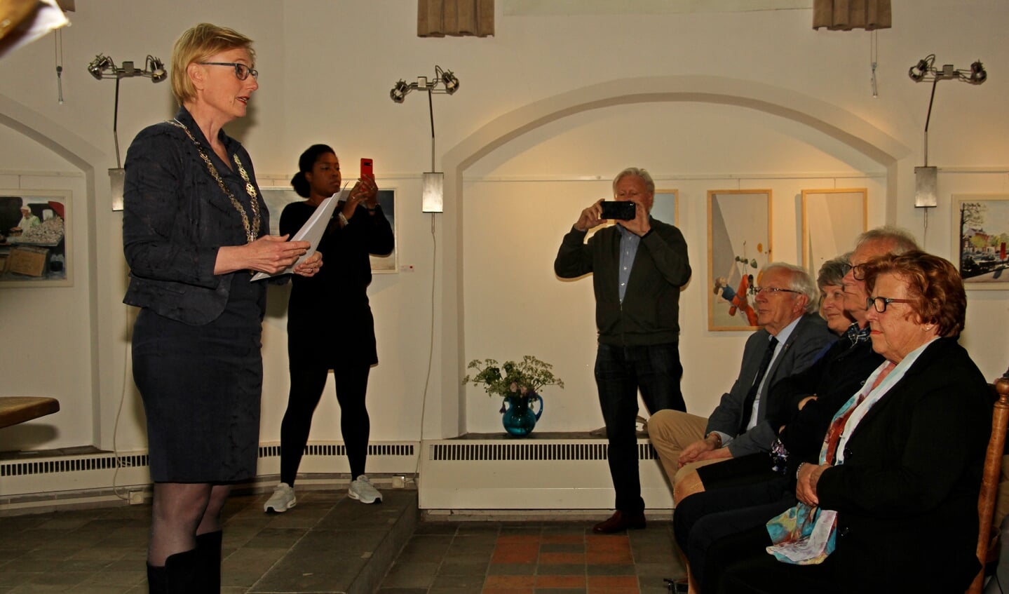 Burgemeester Besselink feliciteert de 45-jarige SOGK. Foto: Liesbeth Spaansen