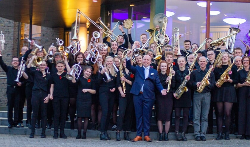 Muzikanten en oud-muzikanten van Unity, het opleidingsorkest van Eendracht, met hun dirigent Gerd Wensink. Foto Anouk Kots