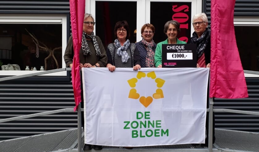 De SOL Sisters hebben een mooie cheque voor de Zonnebloem Harreveld. Foto: eigen foto