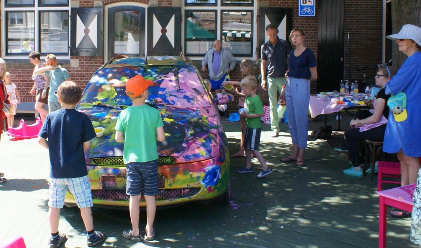 De hele dag verandert de auto van kleur. Foto: PR