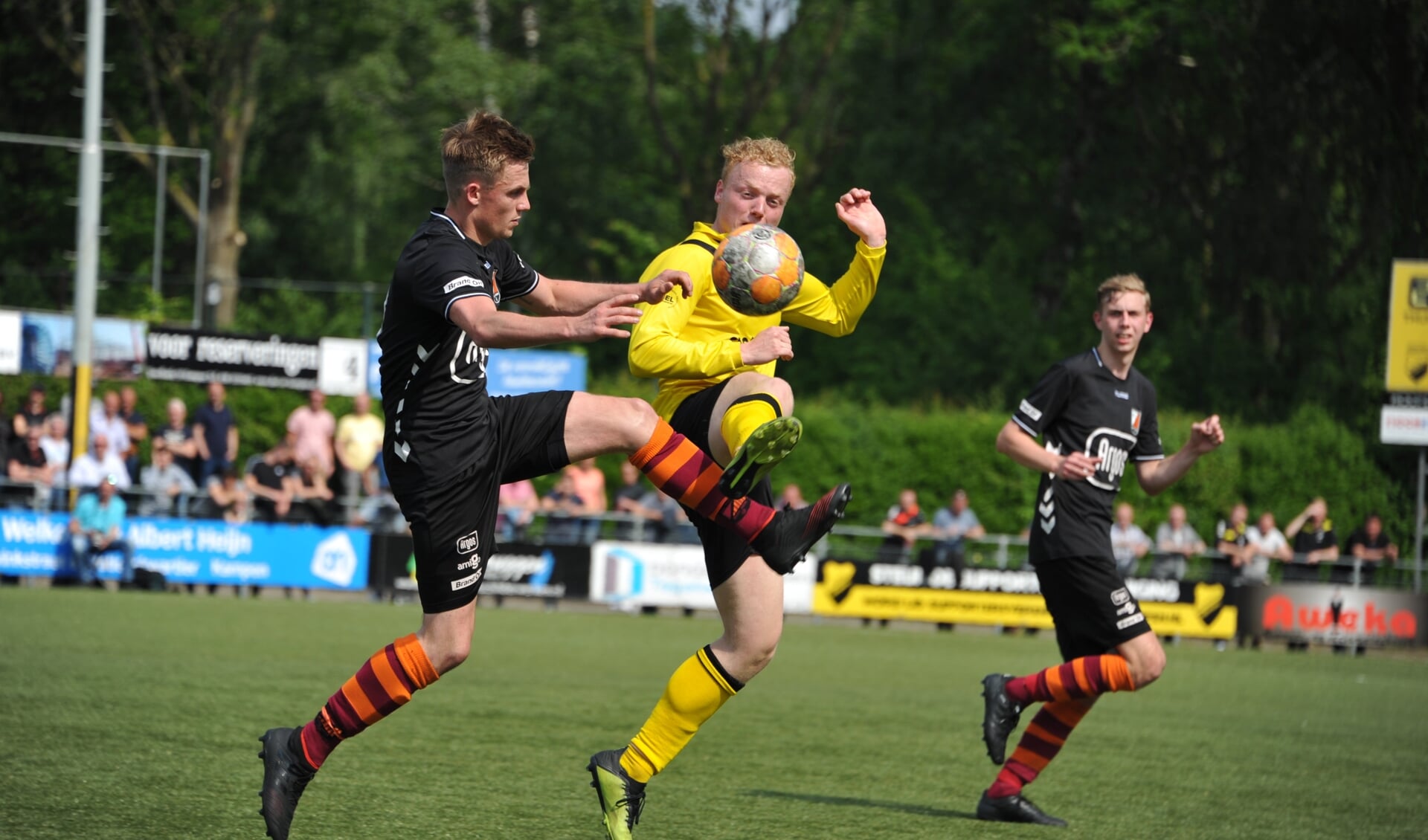 Duel tijdens DOS Kampen en FC Zutphen zat. 1. Foto: Hans ten Brinke
