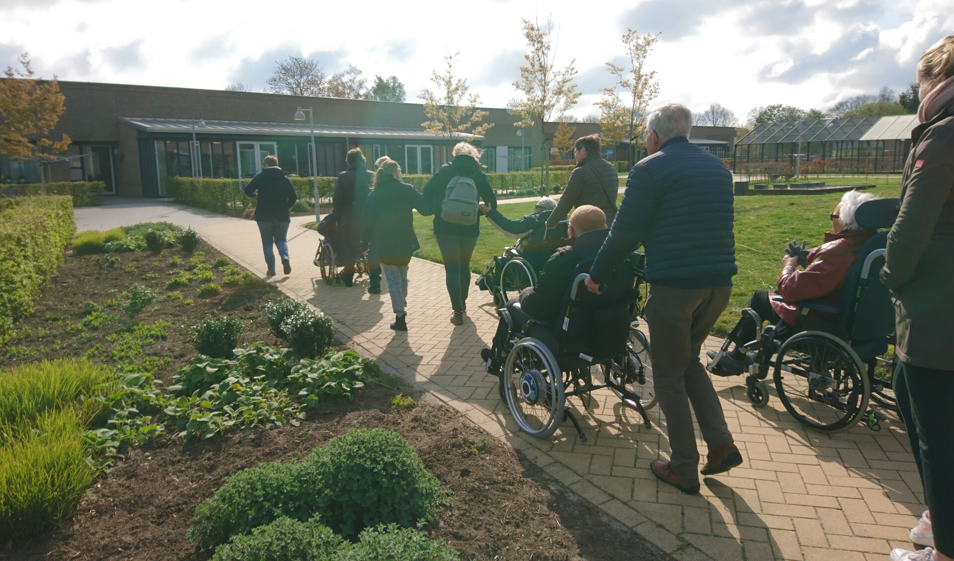 Vrijwilligers Present wandelen met bewoners. Foto: Present Winterswijk