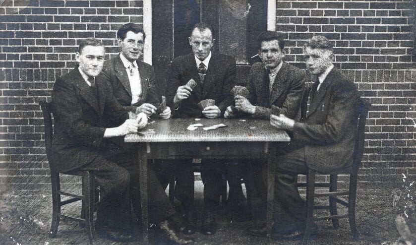 Wie zijn deze kaartende heren? Foto: Oudvragender.nl