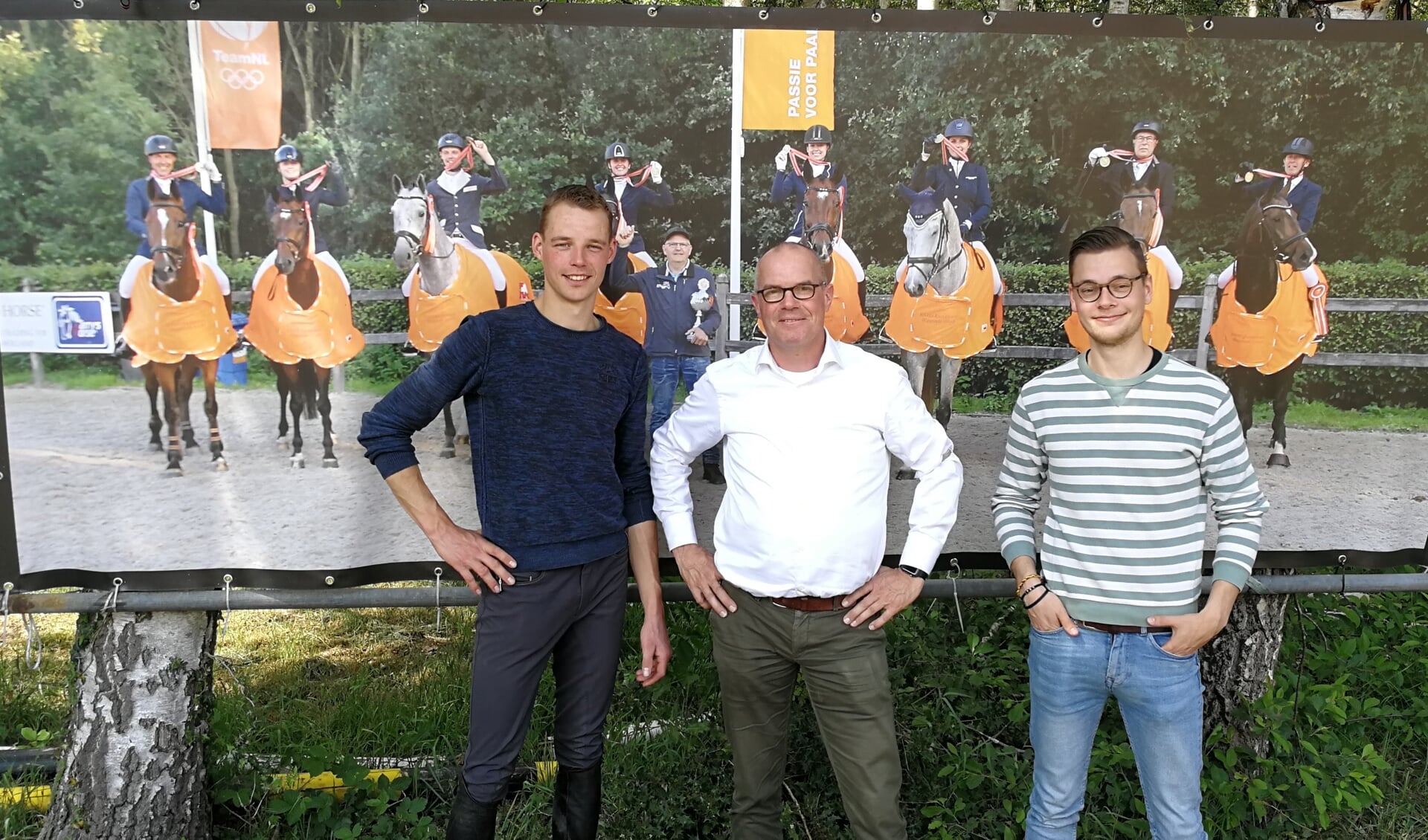 Organisatoren Wouter Hermelink, Hans Rosenbrand en Lars Temmink voor de foto van het kampioensteam 2018. Foto: Rob Weeber