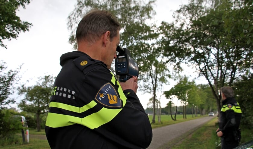Snelheidscontrole wordt uitgevoerd met de lasergun, hier op de Kuiperstraat in Halle. Foto: Liesbeth Spaansen