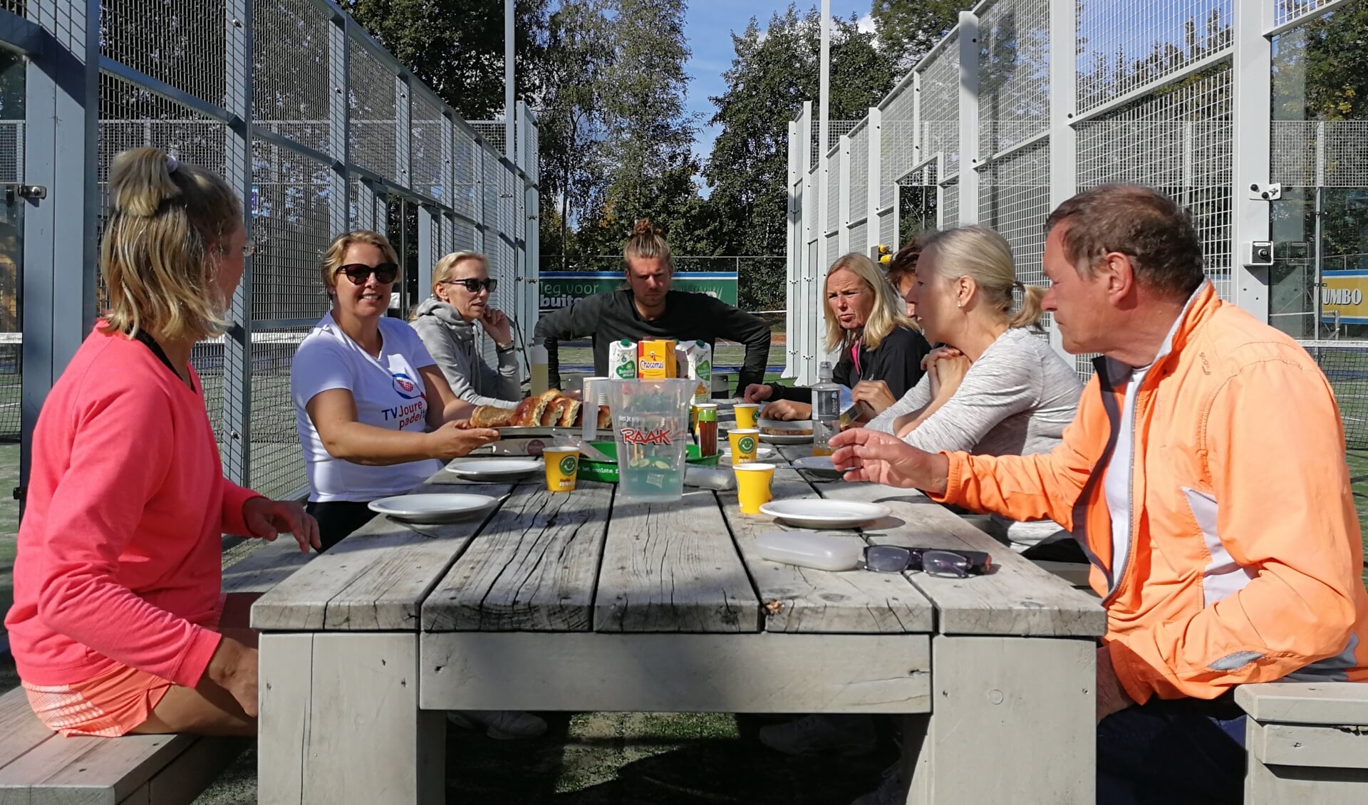 Padel en gezelligheid gaan zeker samen. Foto: Rob Weeber