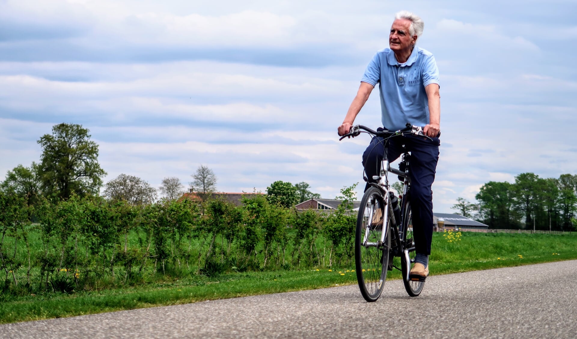 Jos Cramer (77) uit Nieuwerkerk aan den IJssel houdt van fietsen én van de Achterhoek. Foto: Luuk Stam