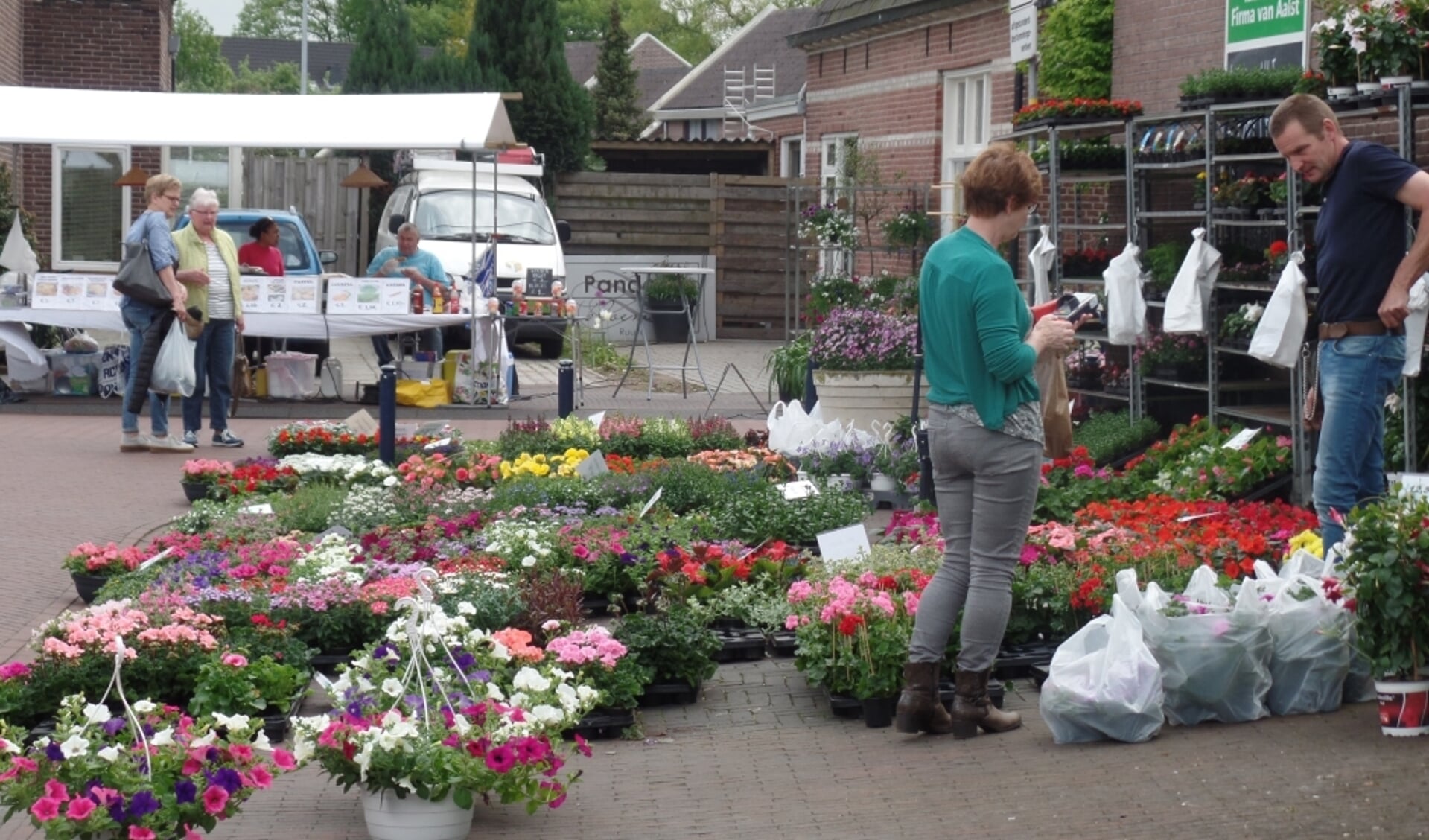 De bloemenhandelaar had nog steeds een goede 'handel' tijdens de Meimarkt. Foto: Jan Hendriksen. 