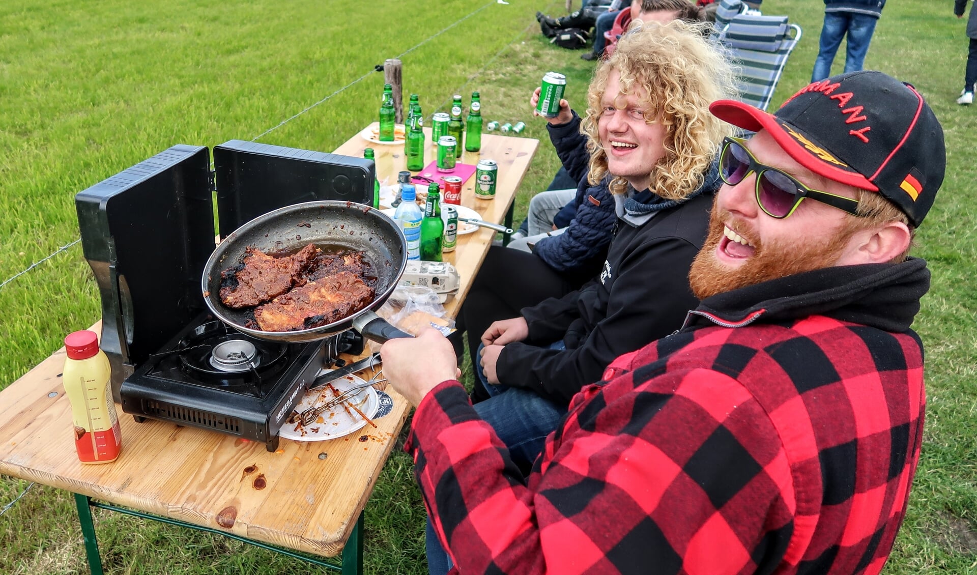 Een groep Puttense vrienden zorgde zelf voor wat te eten aan de rand van het circuit. Foto: Luuk Stam