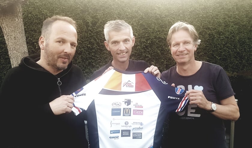 Vlnr. Ivo Versteegen, Koen Wissink en Ronald Buesink gaan samen met 7 vrienden deelnemen aan de Alpe d'Huzes. foto: Kyra Broshuis
