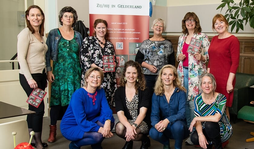 Staand, derde van rechts, Josan Meijers, hurkend links Gerda Brethouwer van het Nationaal Onderduikmuseum, en tweede van rechts Esther Ruesen, Stadsmuseum Doetinchem. Foto: Nel Schoon