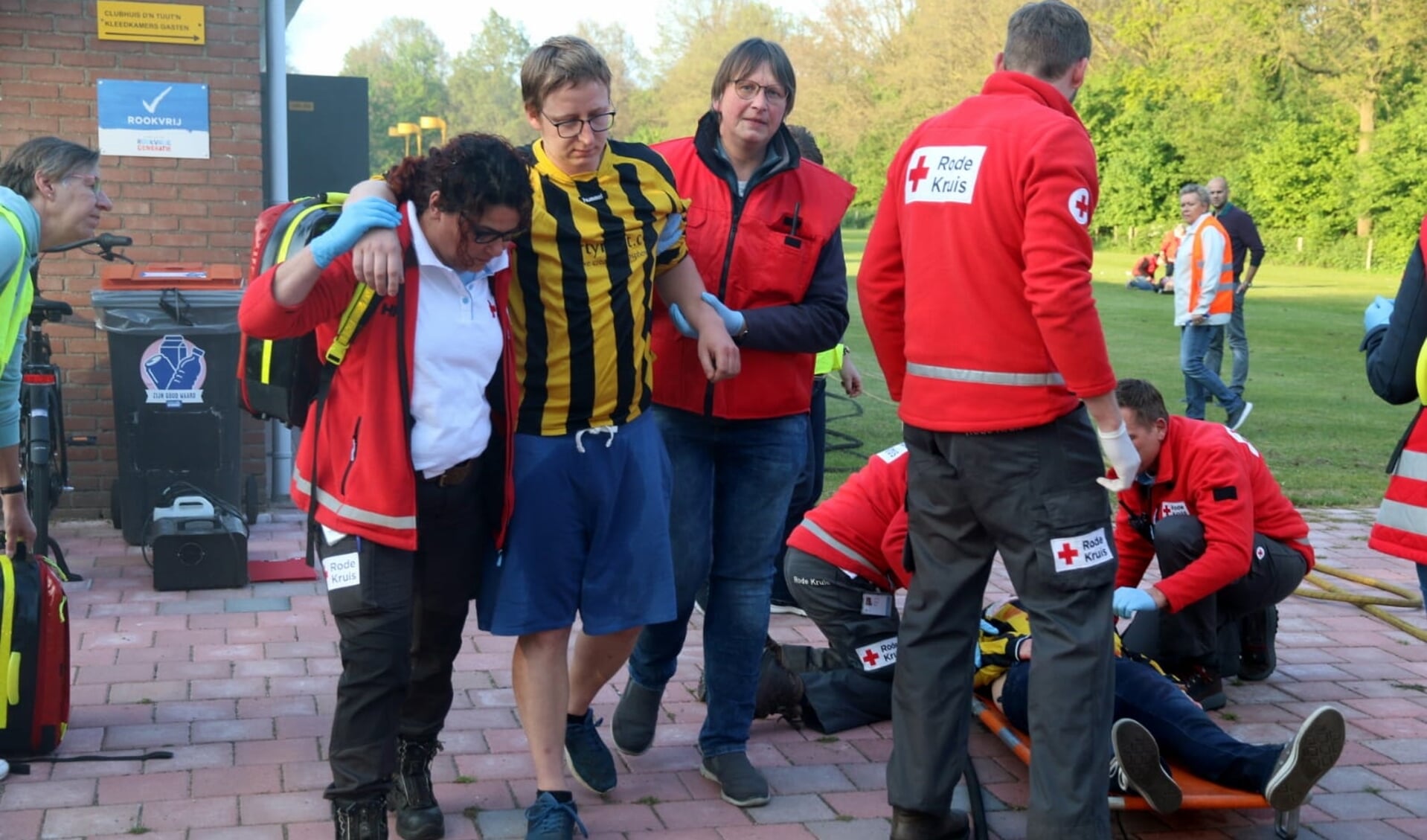 De leden van het Rode Kruis helpen bij de oefening 'slachtoffers'. Foto: PR