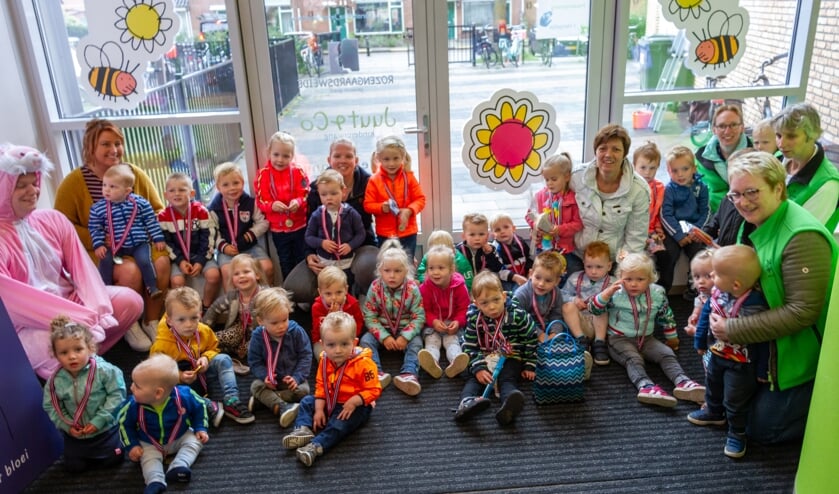 Alle deelnemertjes en de leidsters zitten nog even bij elkaar na de vierde dag van de peuter4daagse. Foto: Liesbeth Spaansen