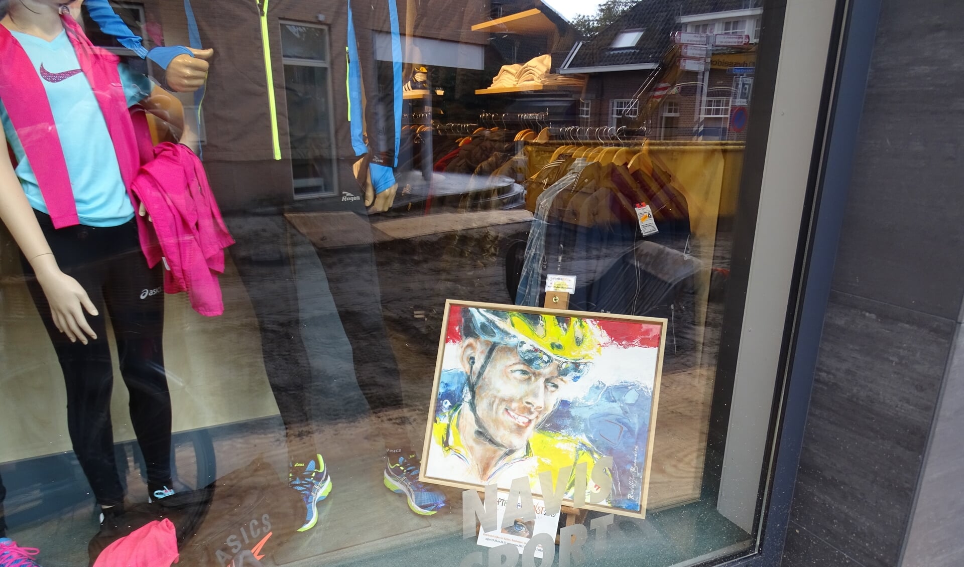 Een schilderij van Rudolf-Jan Baanders, die Robert Gesink vastlegde. Het schilderij was te zien in de Sportshop van Navis. Foto: PR
