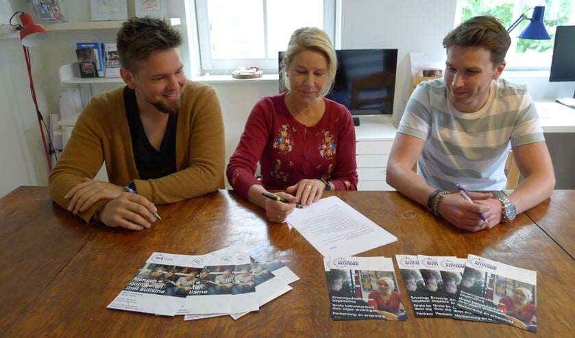 Bas Kruisman, Karin Rossel-Veldkamp en Maik Jansen (r) hebben allen met een groot hart voor mensen met autisme