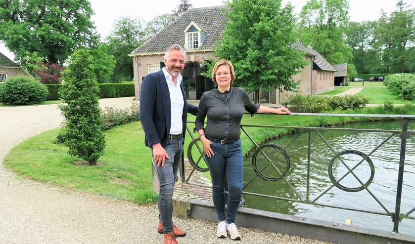 Dennis en Baukje Rondeel van Zaviro - Zakelijk Vitaal, staand voor Het Koetshuis op het Landgoed Zelle. Foto: Theo Huijskes