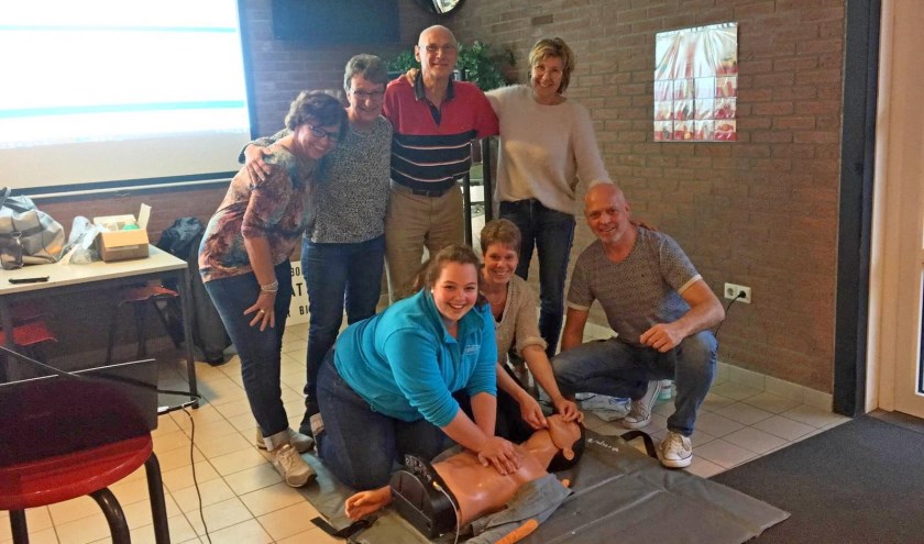 Vrijwilligers van zwembad Het Elderink volgden de herhalingcursus reanimatie/AED van Marcel Willemsen. Foto: PR