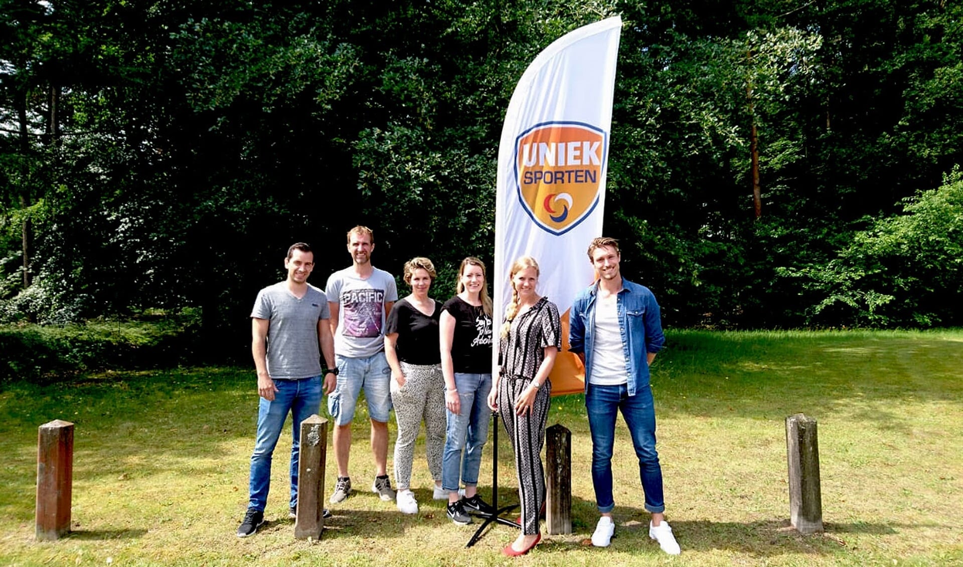 Groepsfoto met sportcoaches, v.l.n.r.: Tom Kleissen (Lochem, vervanger Marjolijn Pezy), Danny Bekkers (Apeldoorn), Femke Grolman (Brummen), Mirjam Beltman (Zutphen), Ilse Wonink  (regiocoach), Jeroen de Lange (Epe). Foto: PR
