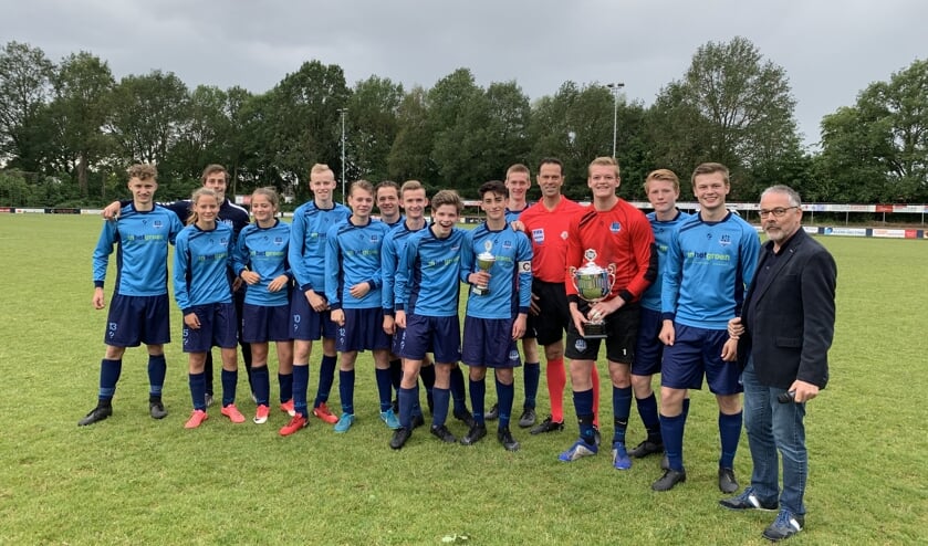 Bronckhorst Jeugdvoetbaltoernooi voor JO17 is gewonnen door Basteom, hier met topscheidsrechter Bas Nijhuis en wethouder Evert Blaauw. Foto: VV Zelhem
