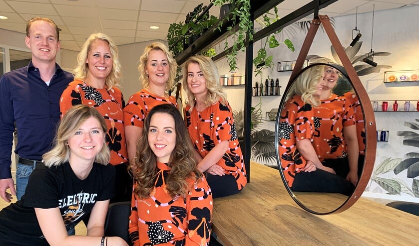 Luc Helmink (eigenaar) en Elserieke Dales (marketing manager) met het team van TEASE: Lieke Siebelink (salonmanager), Cheryl Deckert, Dana Berkelder en Merle van de Kleut. Foto: PR