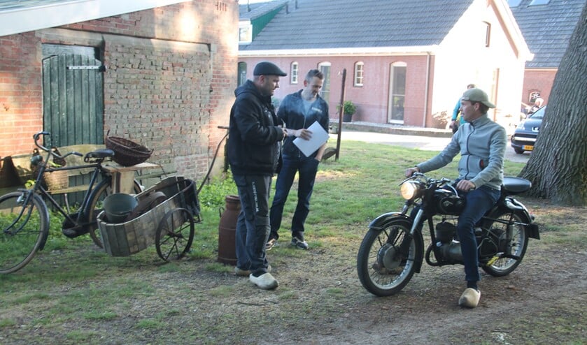 Enkele medewerken aan het openluchtspel, met wat passende rekwisieten. Foto: Lydia ter Welle