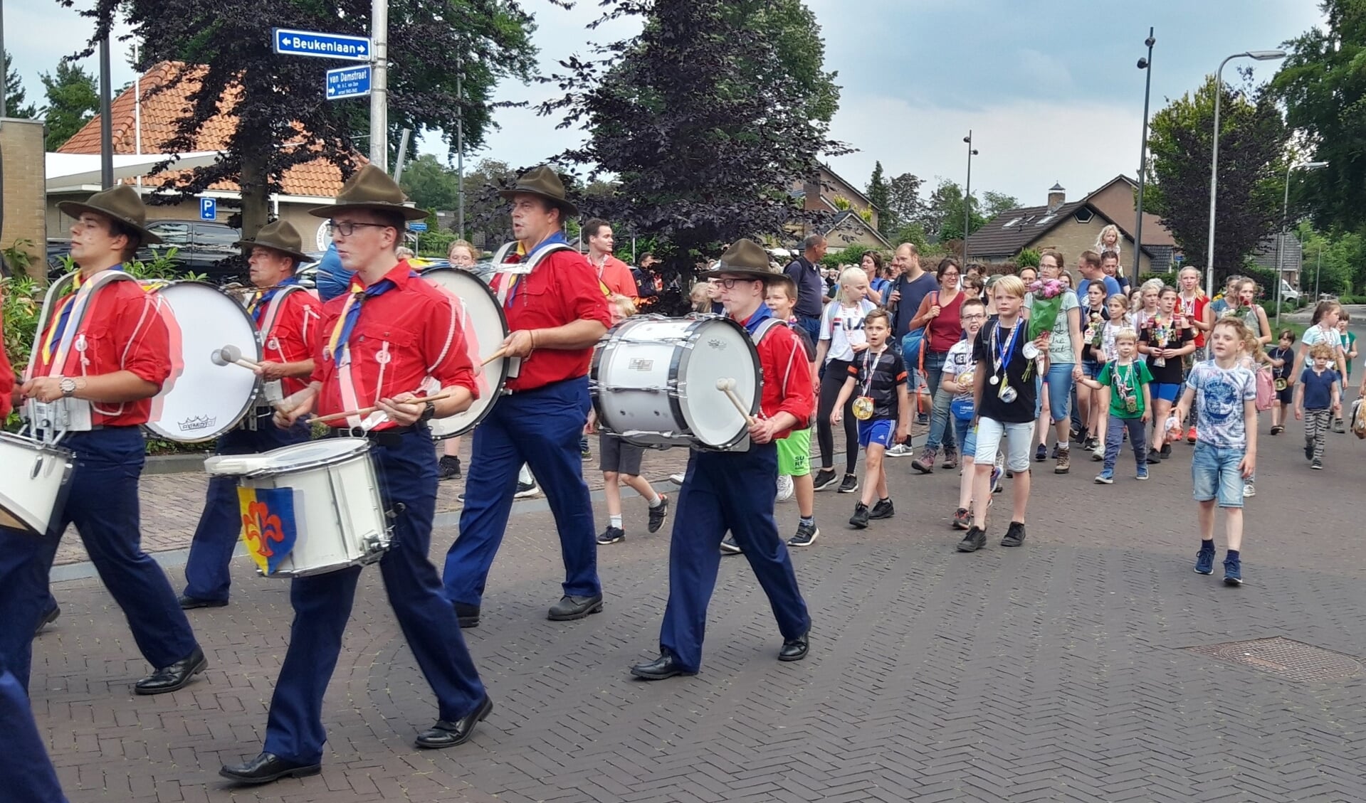 Met slagwerkinstrumenten door De Graaf Otto Band uit Lochem werd de wandel intocht muzikaal opgeluisterd..Foto: PR