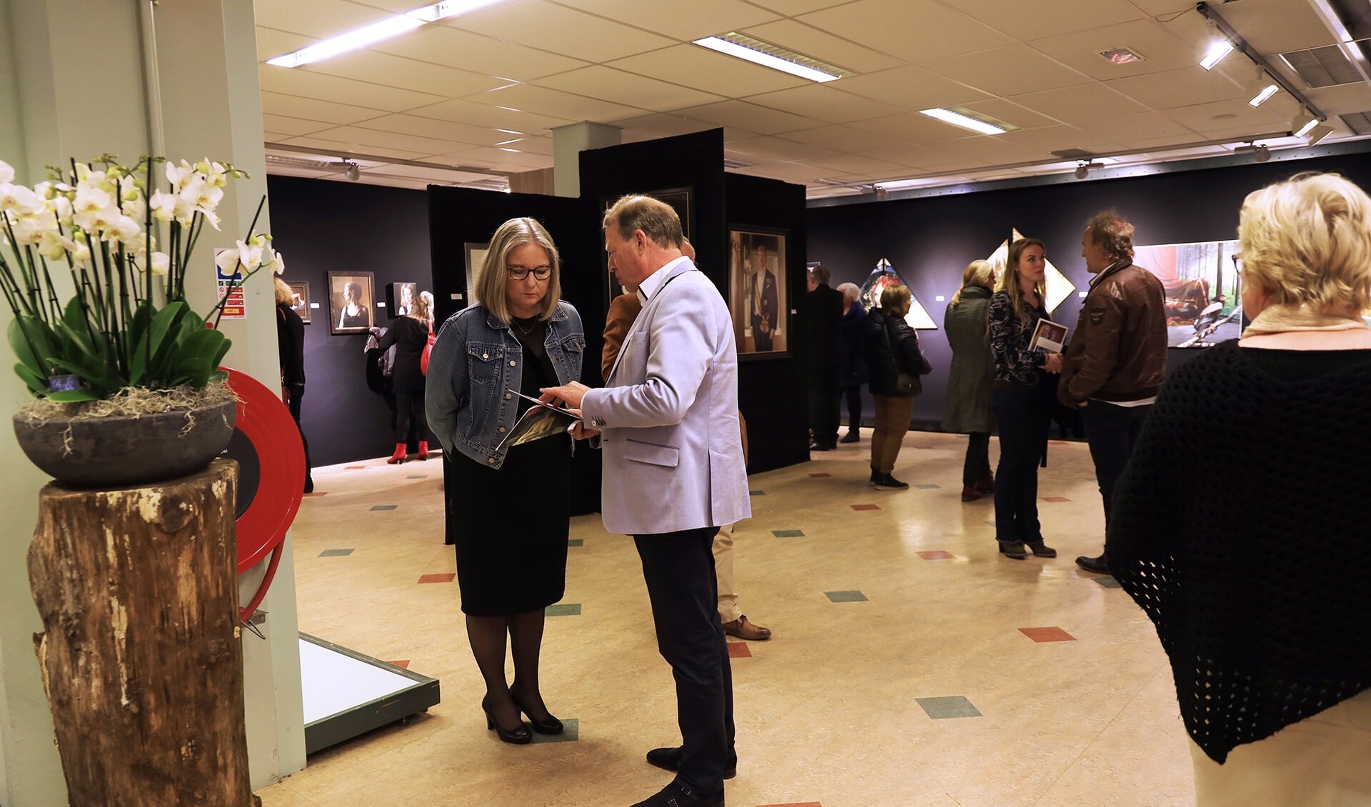 Bezoekers in de galerie De Smidse waarin de kunstwerken over Mathilde te zien zijn. Foto: PR 