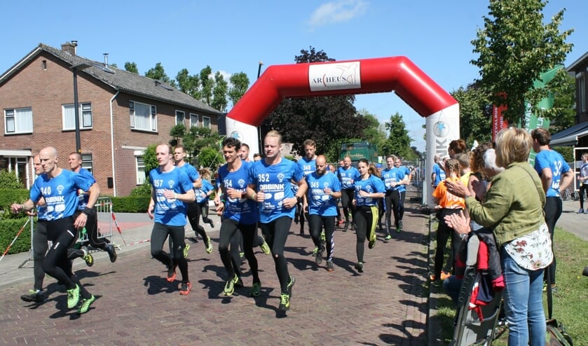 Vol goede moed starten de atleten aan de 72 hindernissen.Foto: Dinès Quist