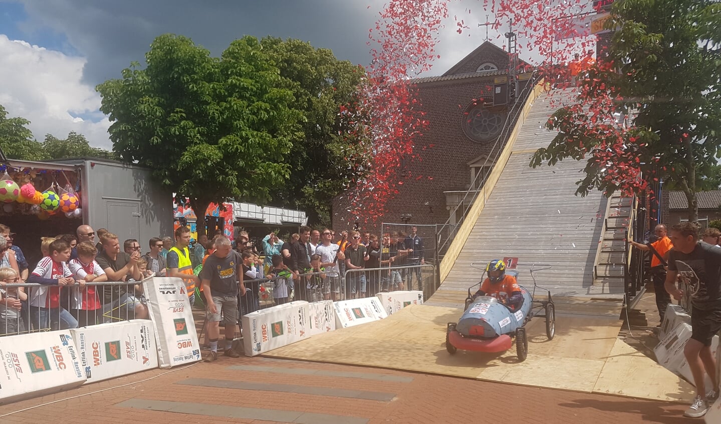 Team Den Esch rijdt als eerste de 7 meter hoge schans af bij de Zeepkistenrace in Lievelde. Foto: Kyra Broshuis
