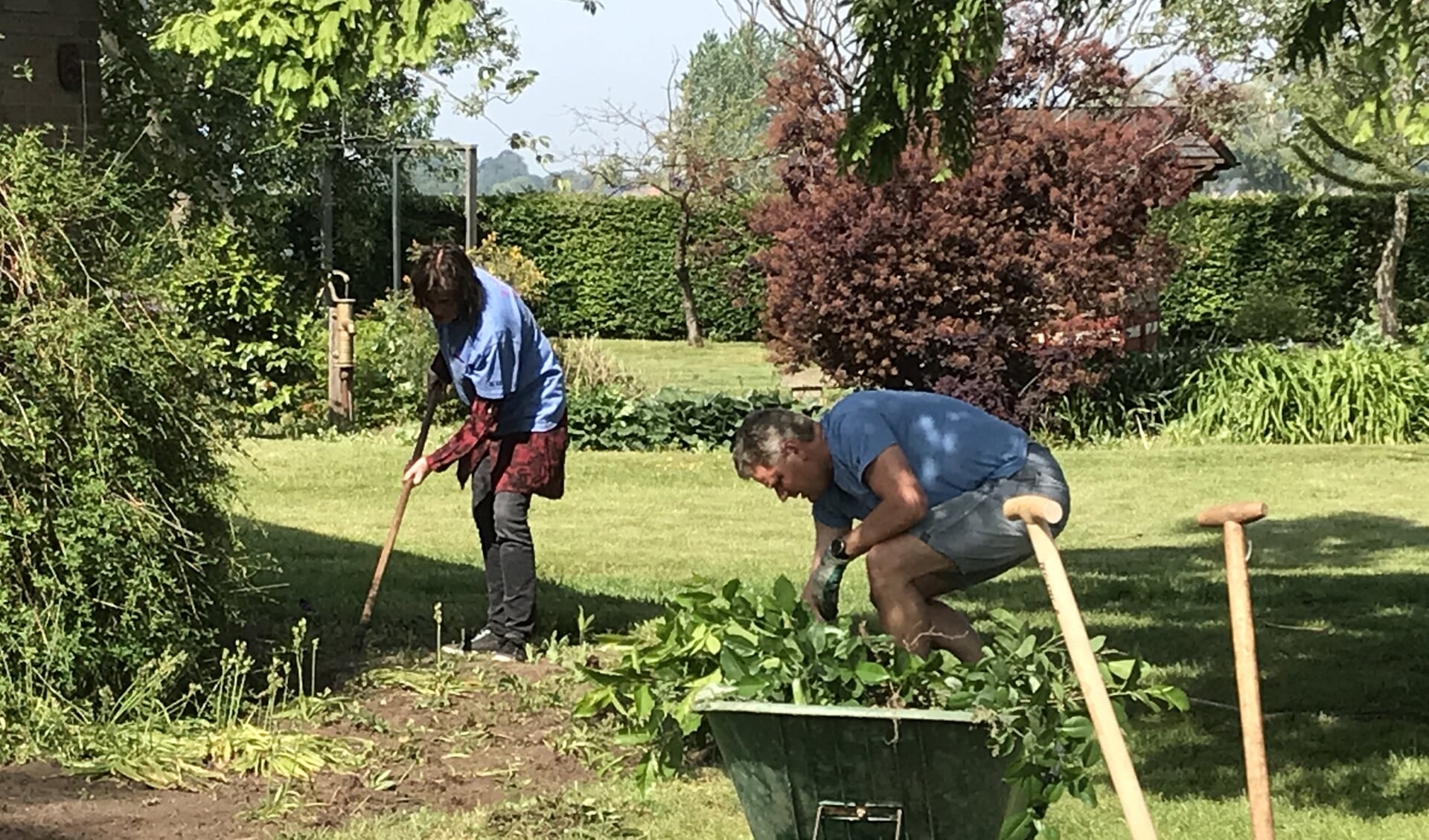 Team en bestuur van Present aan het werk in een tuin in Bronckhorst. Foto: Present Bronckhorst