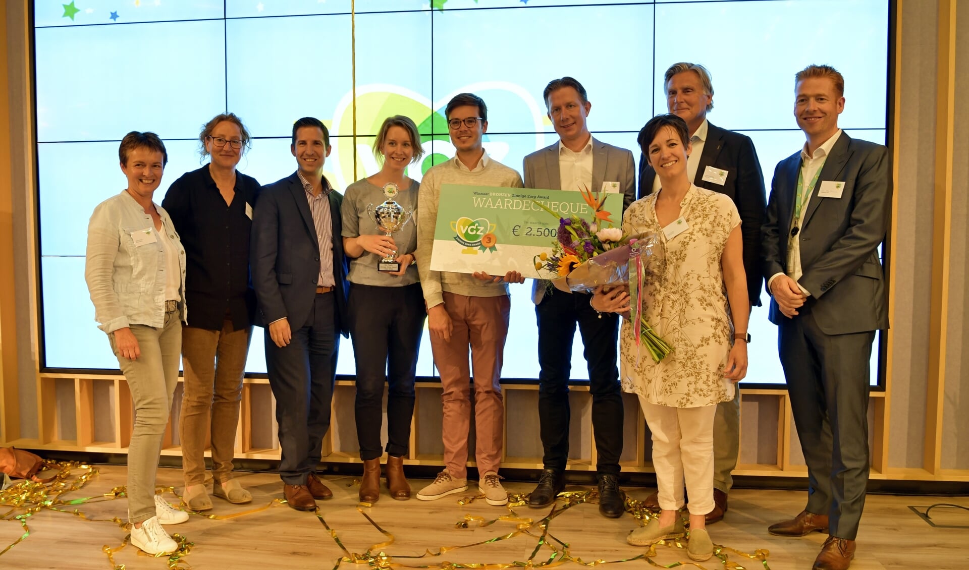 Oud-Vordenaar Michiel Vaneker (vierde van rechts) en zijn team uit het Radboudumc met de bronzen Zinnige Zorg Award 2019. Foto: PR