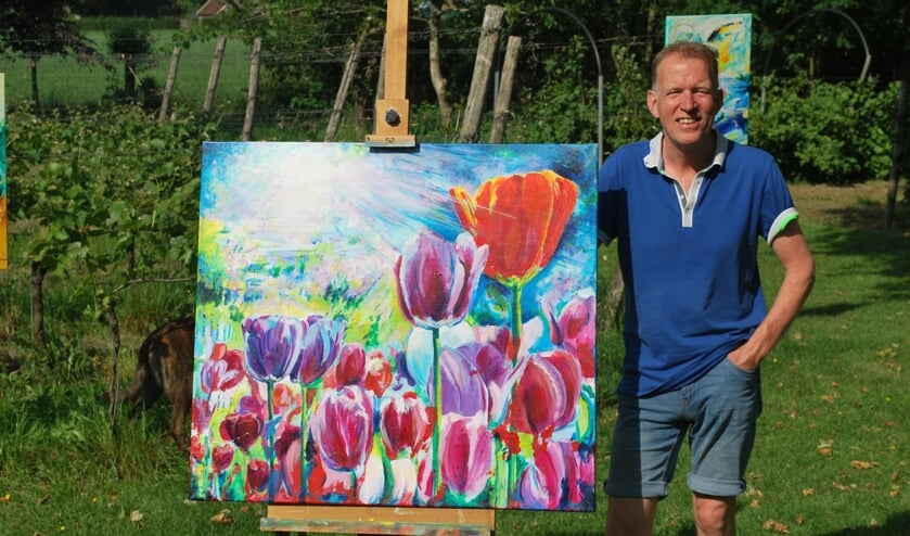 Henk Stemerdink bij een van zijn schilderijen. Foto: Neeltje Huisman