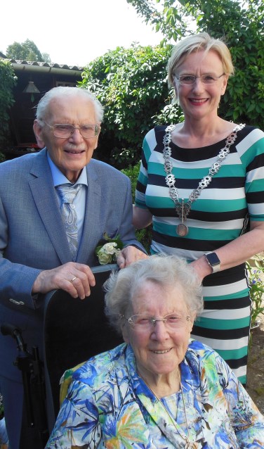 Jo en Jan van Kleef uit Zelhem kregen ter gelegenheid van hun 65-jarig huwelijksfeest bezoek van burgemeester Marianne Besselink. Als het aan het briljanten bruidspaar ligt, komt zij over vijf jaar weer. Foto: Eric Klop