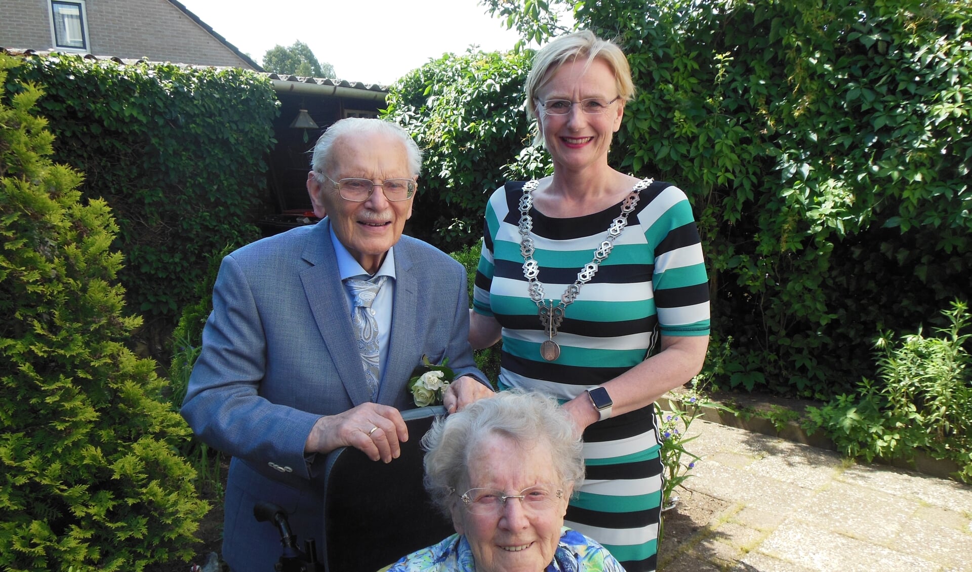 Jo en Jan van Kleef uit Zelhem kregen ter gelegenheid van hun 65-jarig huwelijksfeest bezoek van burgemeester Marianne Besselink. Als het aan het briljanten bruidspaar ligt, komt zij over vijf jaar weer. Foto: Eric Klop