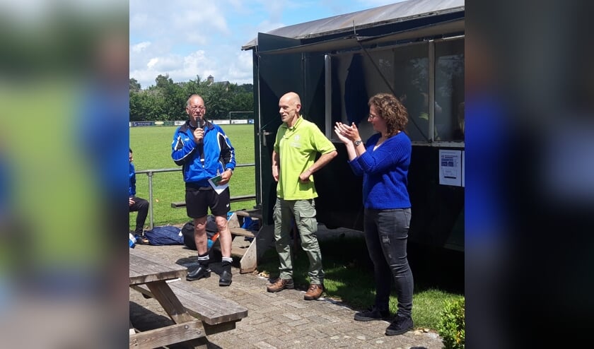 Voorzitter Paul Zents bedankt Leo Wissink voor zijn jarenlange inzet. Foto: PR