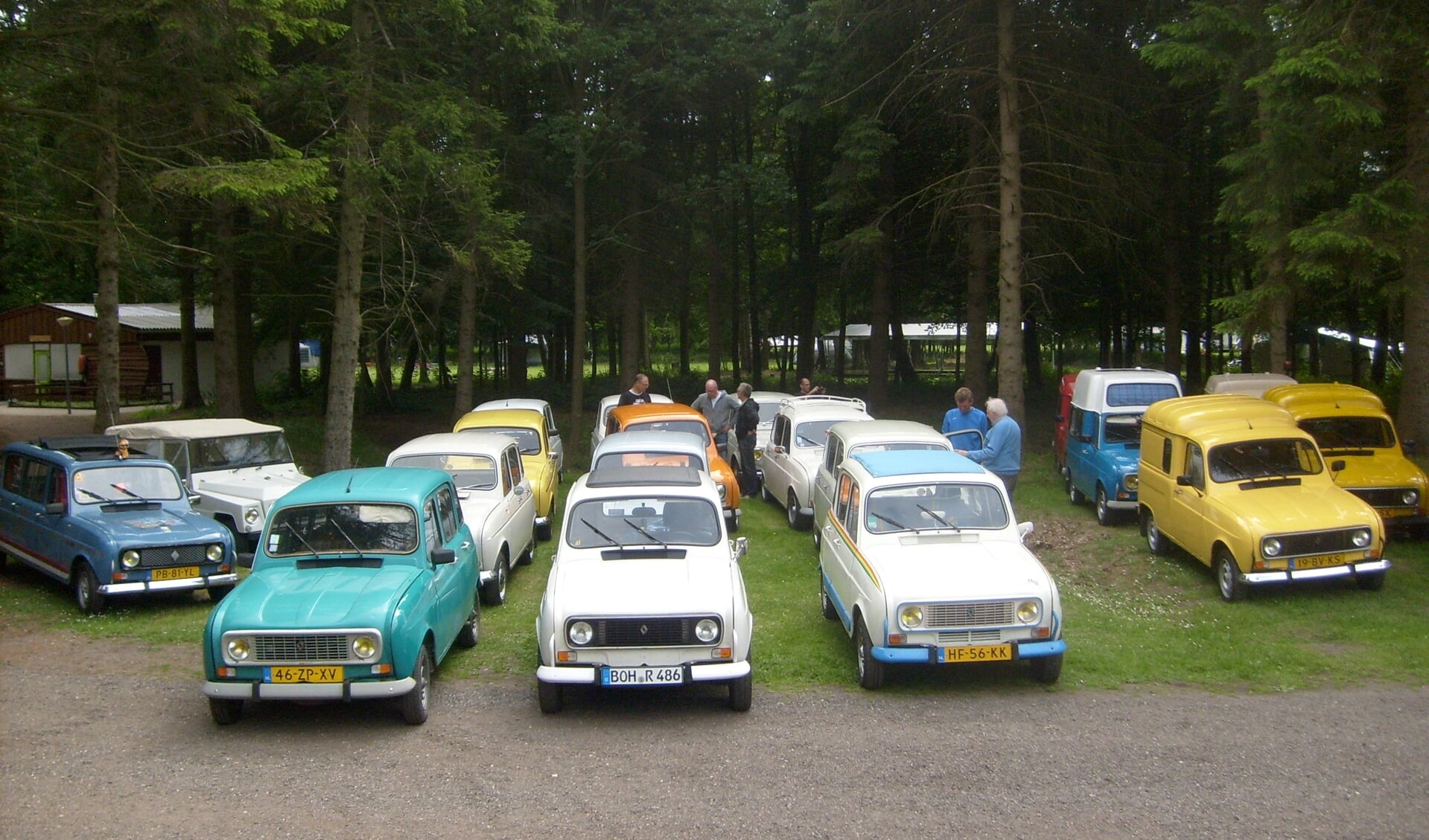 De Renault 4 club tijdens een eerdere bijeenkomst. Foto: Matthieu Notten