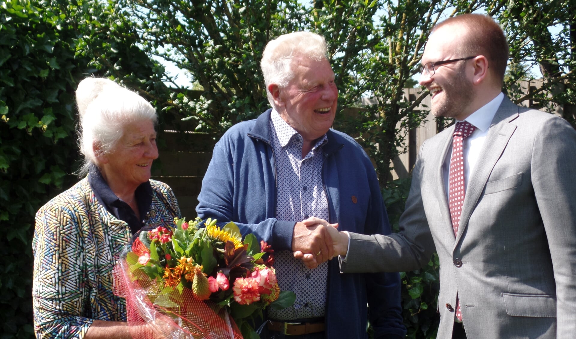 Wethouder Gerjan Teselink kwam Wim en Dika Roekevisch feliciteren met hun zestig jarig huwelijk. Foto: Jan Hendriksen. 