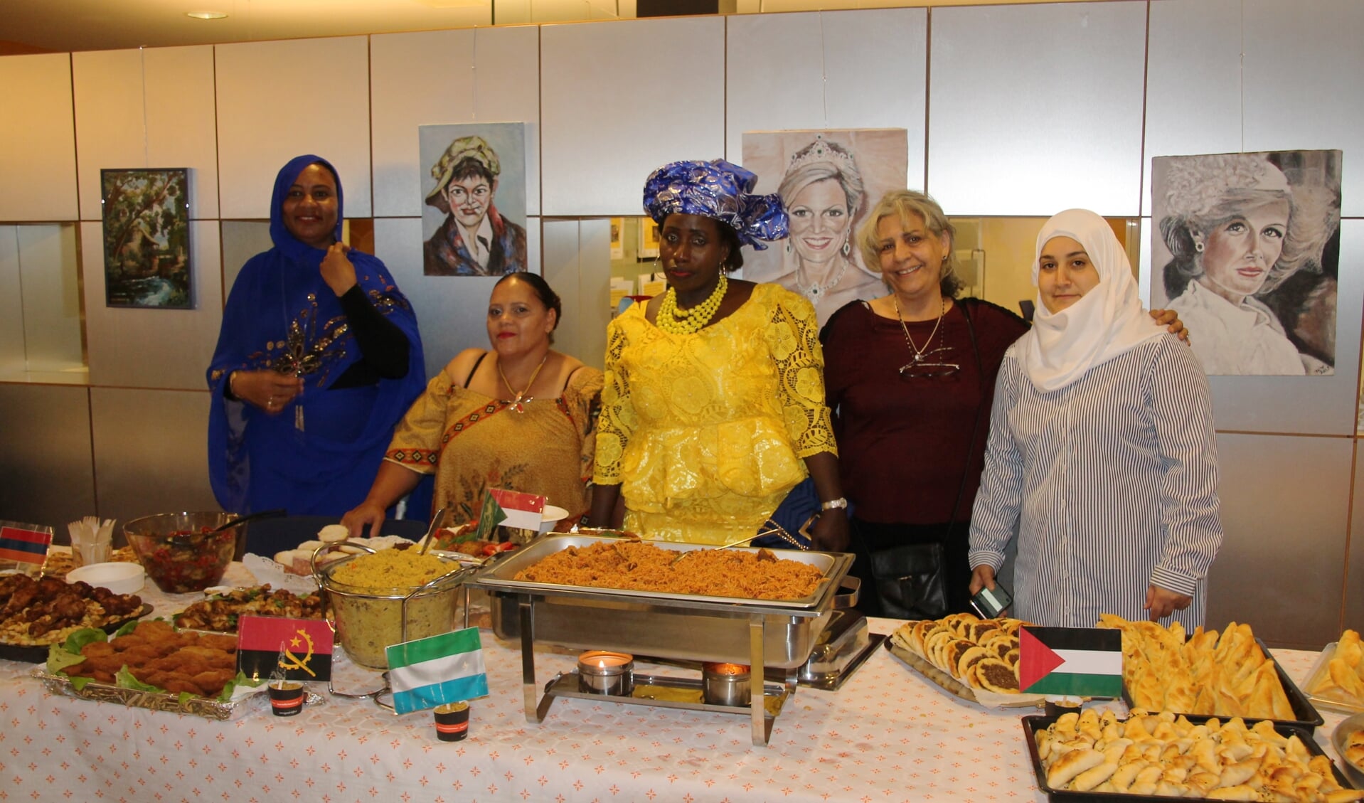 Vijf vrouwen van vijf nationaliteiten serveren samen de hapjes. Foto: Lydia ter Welle
