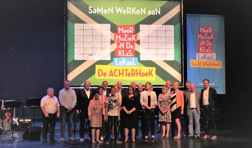 Afgevaardigden van partijen die in Schouwburg Amphion het convenant 'Meer Muziek in de Klas' tekenden. Foto: Josée Gruwel