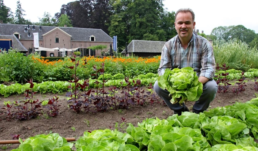 Derk Huizinga in de historische moestuin van kasteel Hackfort in Vorden. Foto: Liesbeth Spaansen