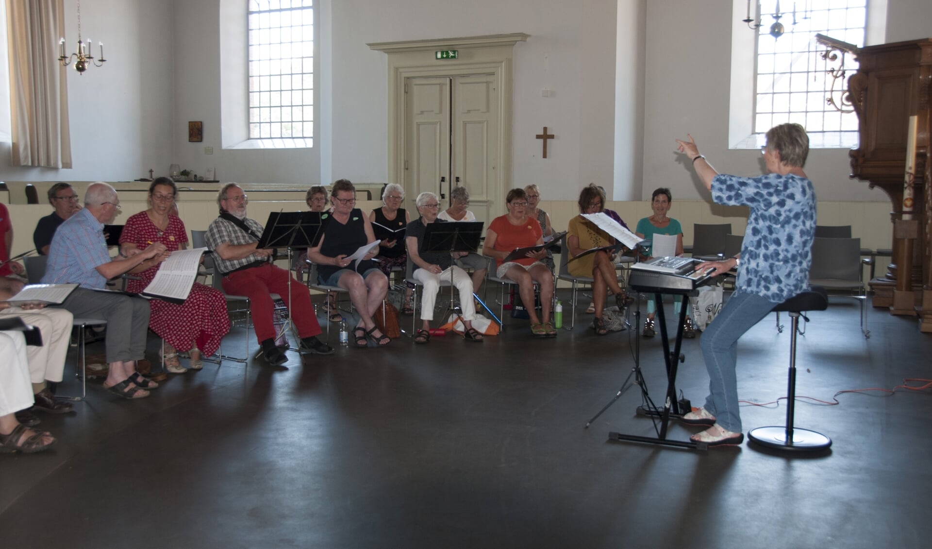 Tijdens de zangweek wordt geoefend onder leiding van Dineke de Roo. Foto: Tjeerd Visser