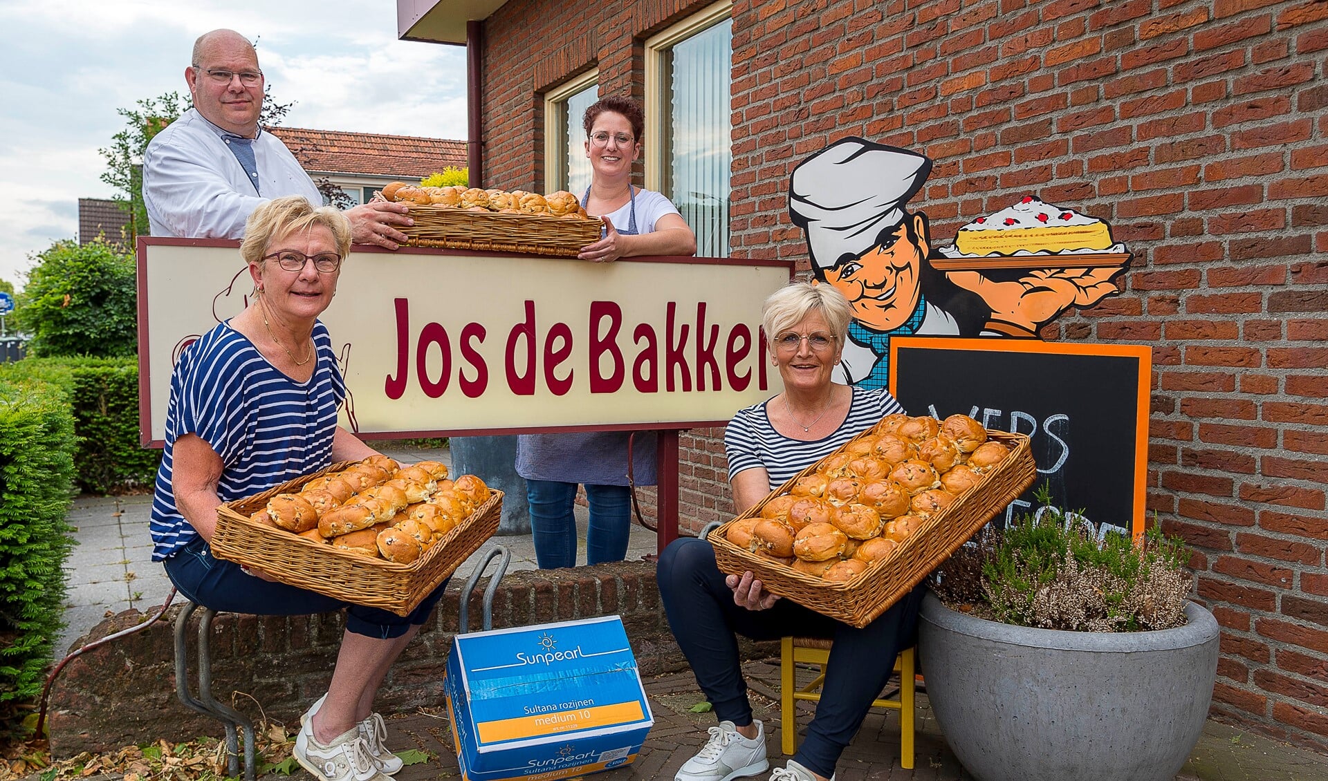 Krentenbollenactie van Excelsior en Jos de Bakker. Foto: Henk van Raaij