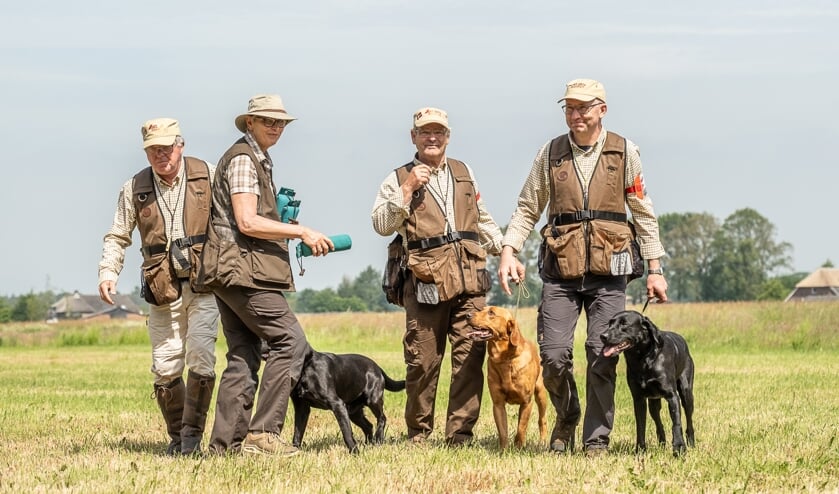 Jachthonden en hun baasjes tijdens het EK op Landgoed 't Zelle. Foto: Burry van den Brink