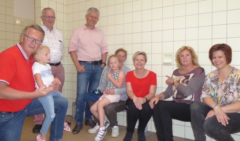 Henk Groote (Raadslid Lijst Groot Montferland) met Ivy, Henk Tomas (Commissielid VVD), Peter Wagelaar (Voorzitter Laetare), Debby te Kaat (Voorzitter Sportvereniging Wilskracht) met Mila, Miranda van Balveren (Raadslid Lokaal Belang Montferland, LBM), Dini Burgers (Raadslid PvdA) en Ellen Witt (ComCommissielid LBM) zittend (vlnr) op de verouderde warmwaterbuis bij de nostalgische zeepbakjes. Foto: Pauline Redlich