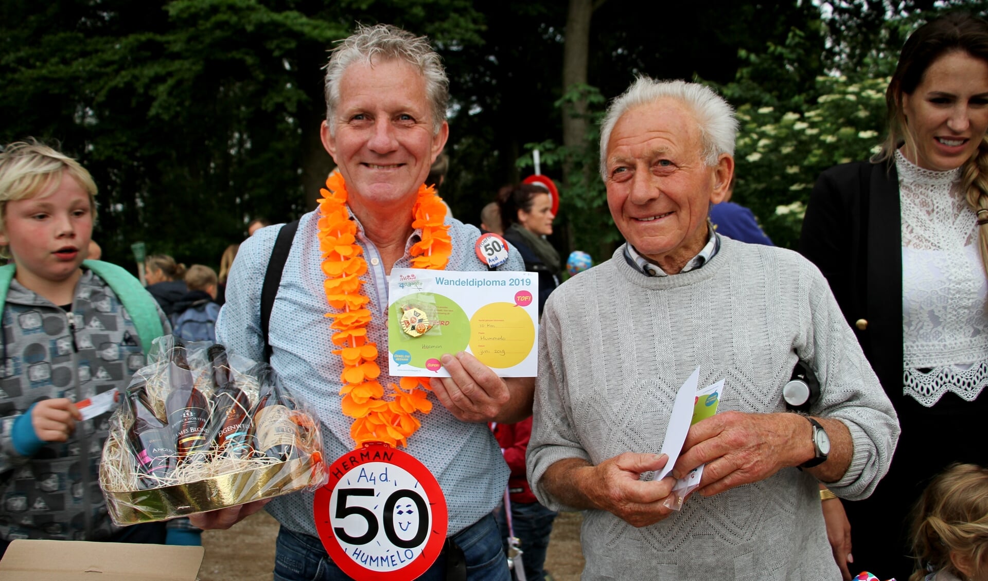 Herman Harenberg liep zijn 50ste avondvierdaagse Hummelo en zijn vader Gerrit de 42ste. Foto: Liesbeth Spaansen